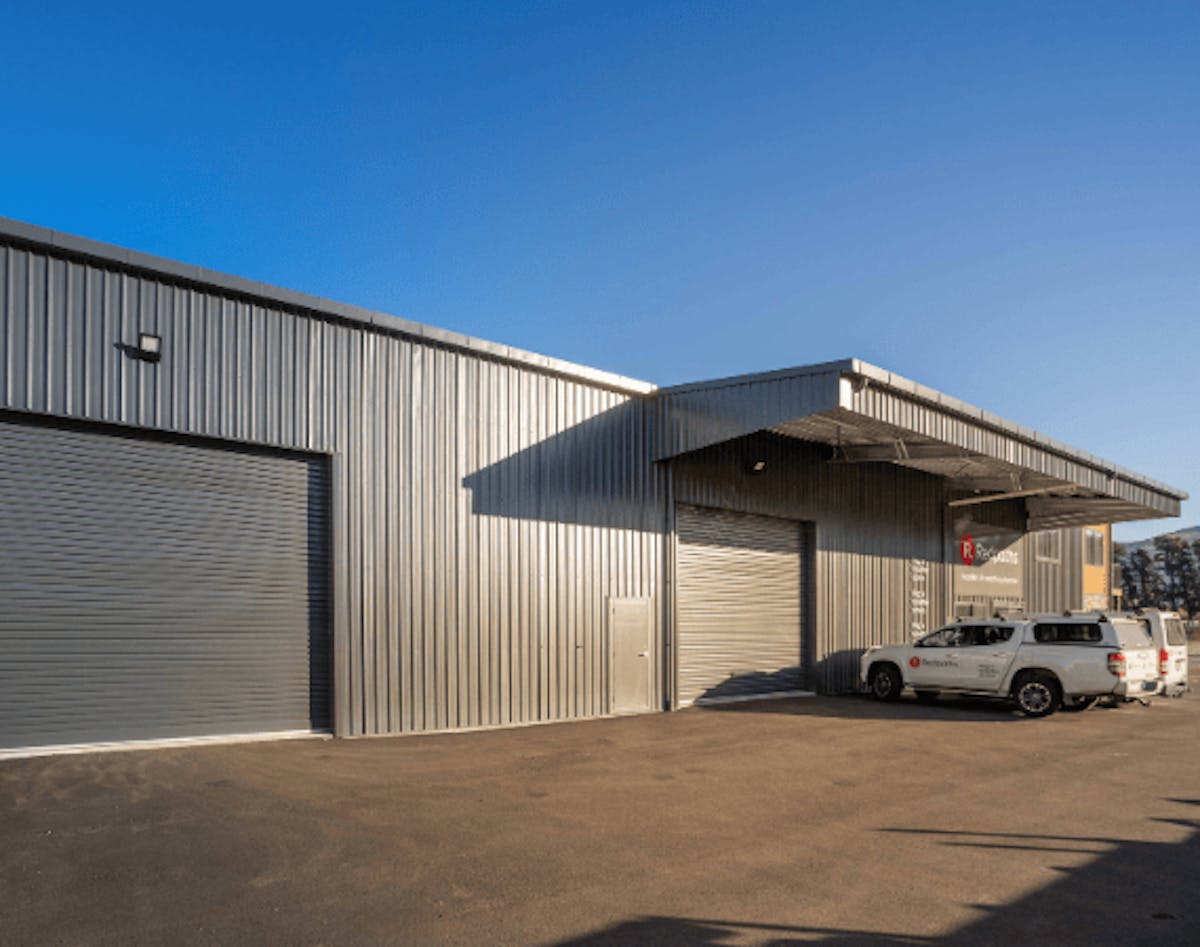 Steel building with vehicles - Wide Span Sheds