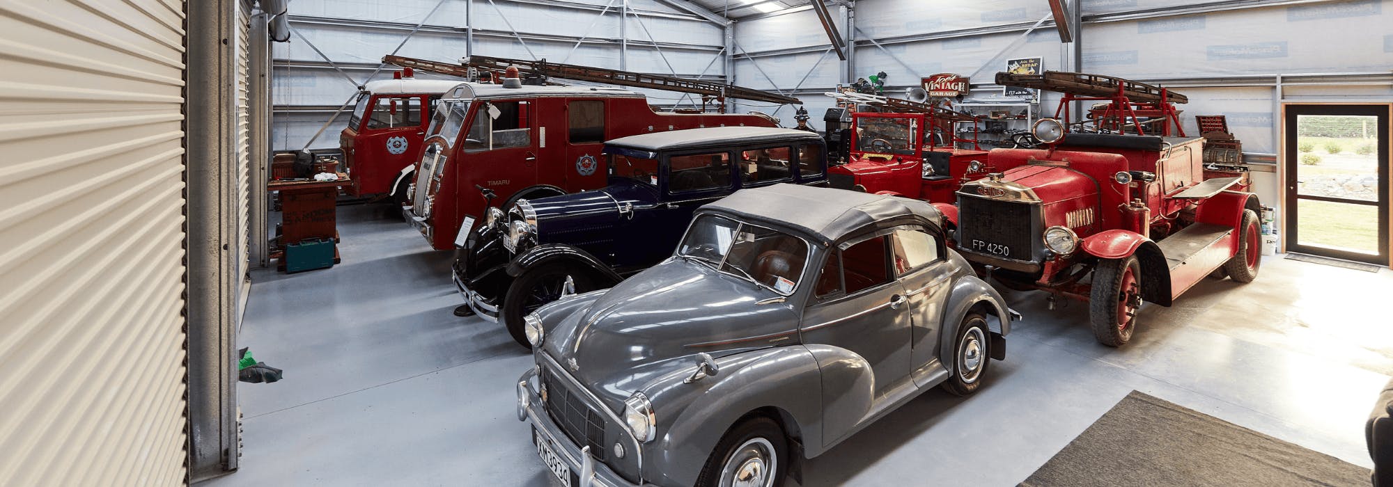 Rosendale Shed Home - Garage with classic vehicles