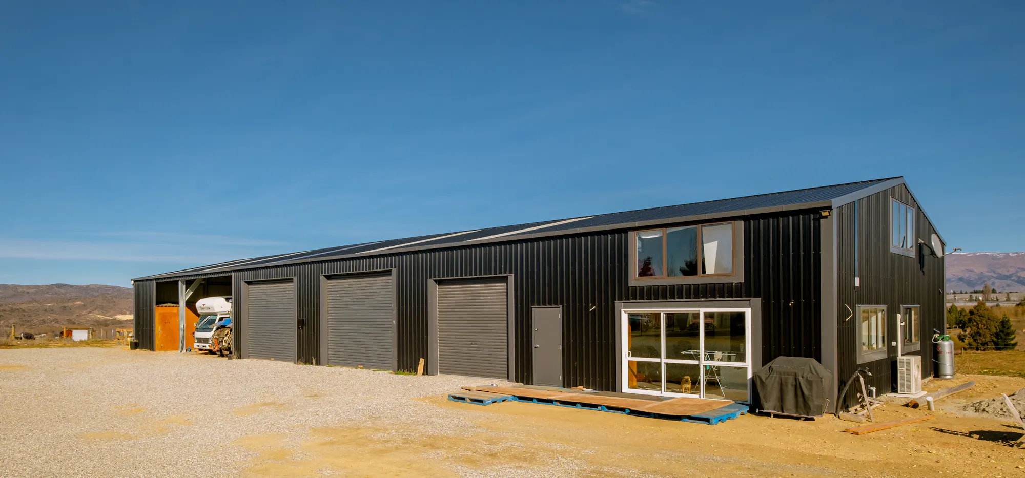 1.-NZ-Imagery Inspo-Gallery The-Shed-That-Ticks-Every-Box--Central-Otago 7-bay-shed-front-view-left