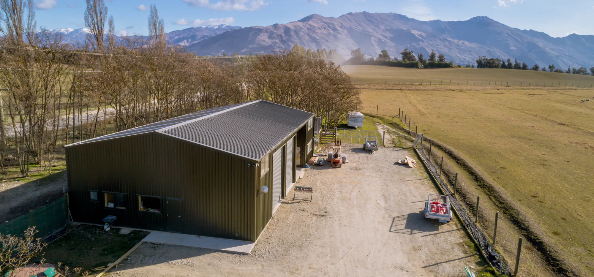 1.-NZ-Imagery Inspo-Gallery The-Shed-That-Ticks-Every-Box--Central-Otago 7-bay-shed-view-of-side-aerial